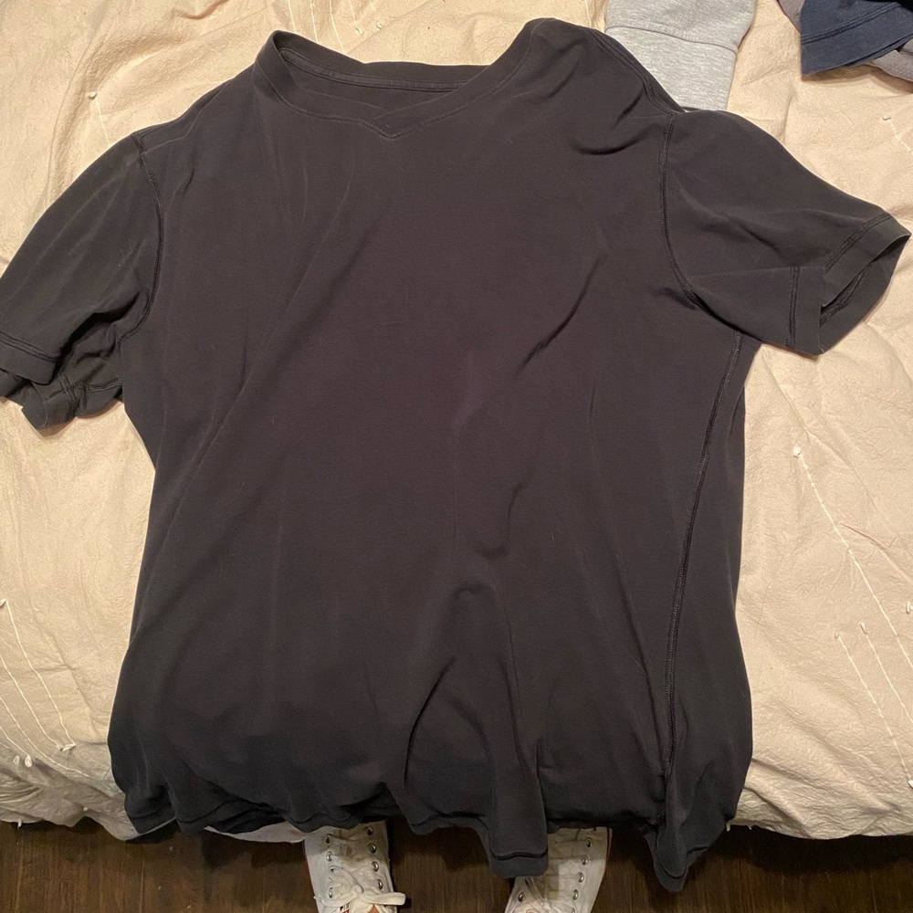 men’s lulu slight v neck shirt L